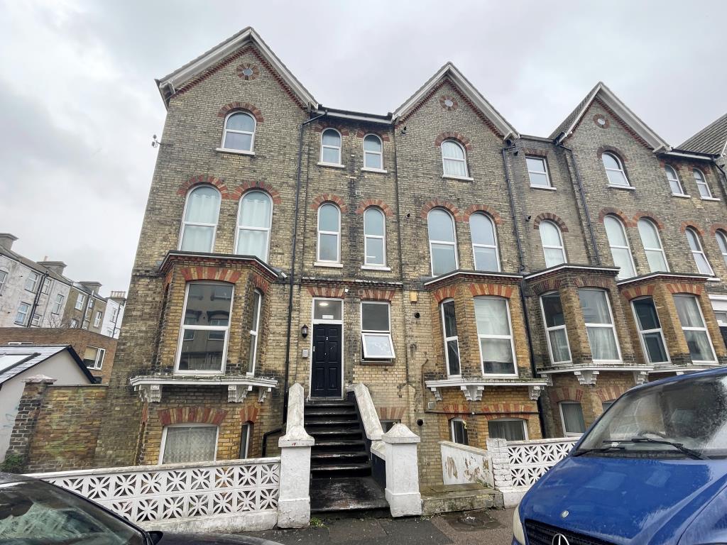 Lot: 118 - VACANT ONE-BEDROOM FLAT - External photo of block of flats